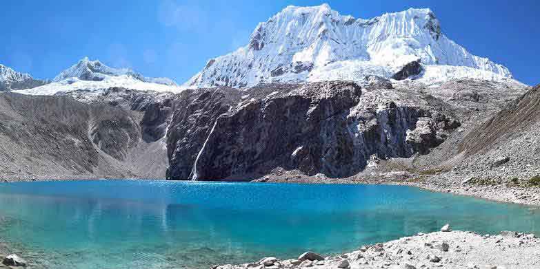 Aguas turquesas de Laguna en los Andes peruanos