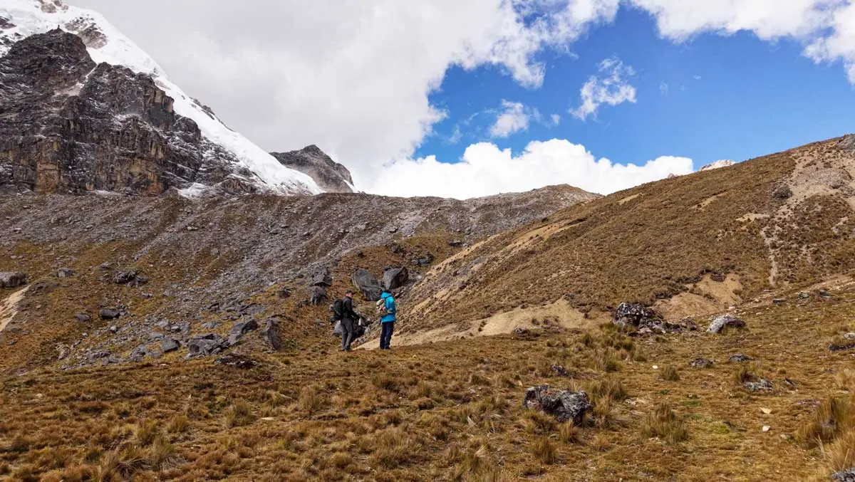 Trekkers in the high valley near the Incachiriasca pass