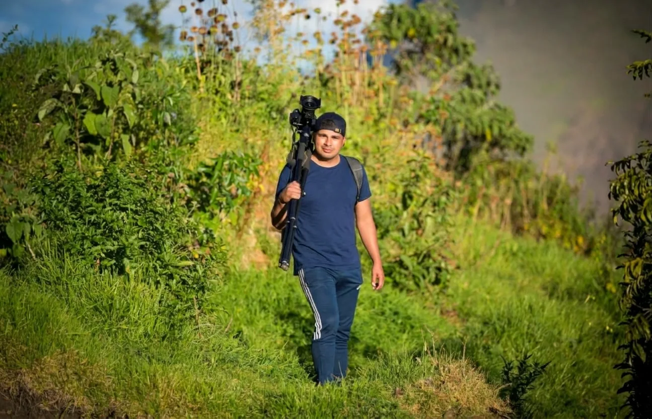 Joel Cárdenas Gonzales with his camera and tripod in the Andes